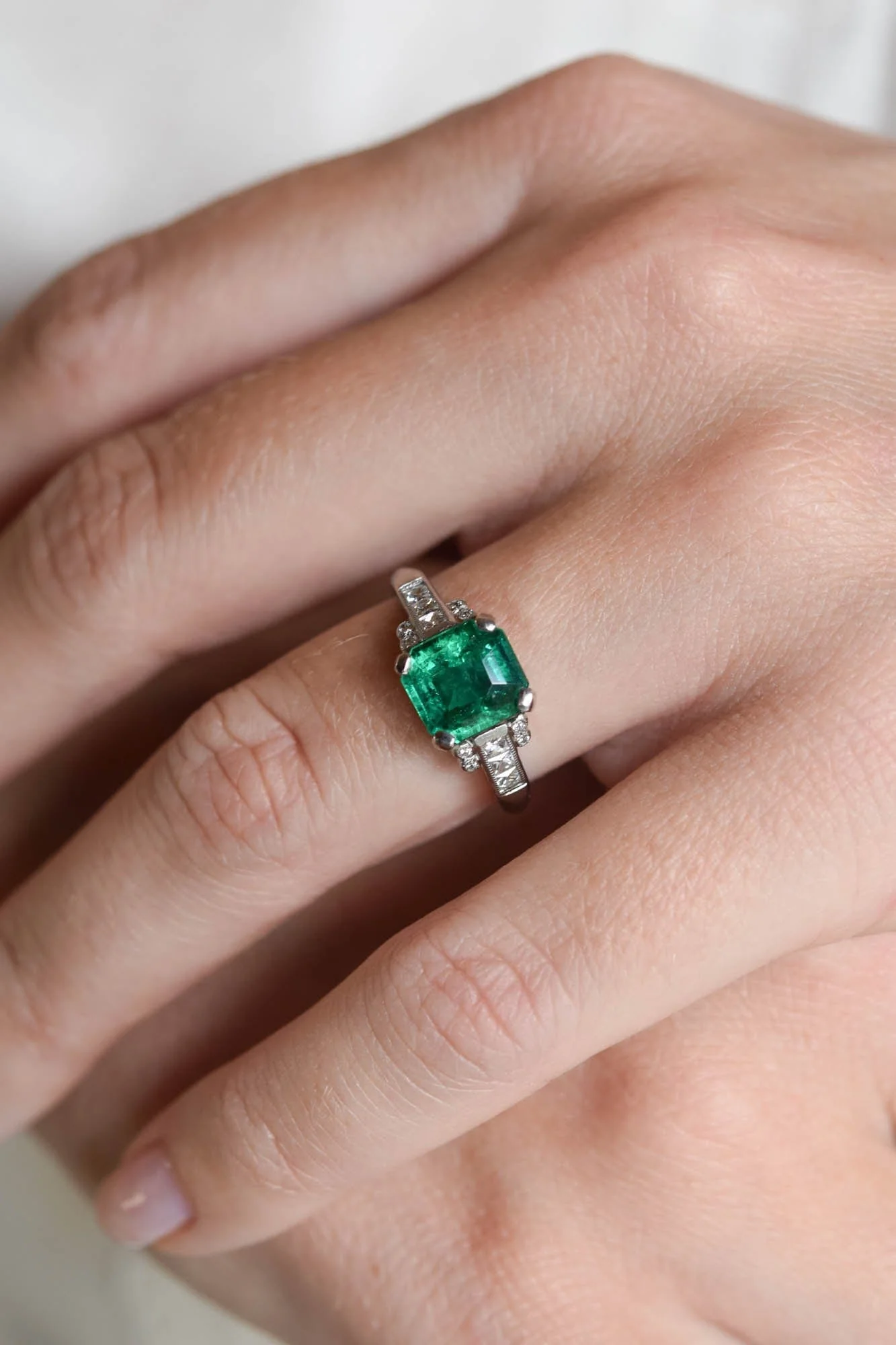 Vintage 1.64 Carat Octagonal Step Cut Emerald Vintage Engagement Ring, English - Image 2