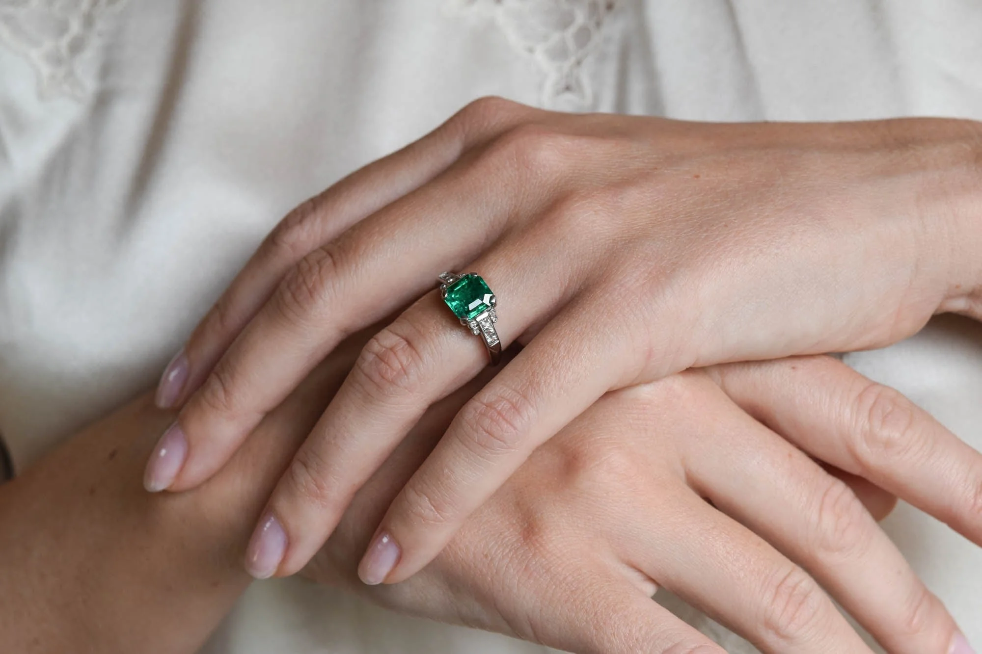 Vintage 1.64 Carat Octagonal Step Cut Emerald Vintage Engagement Ring, English - Image 3