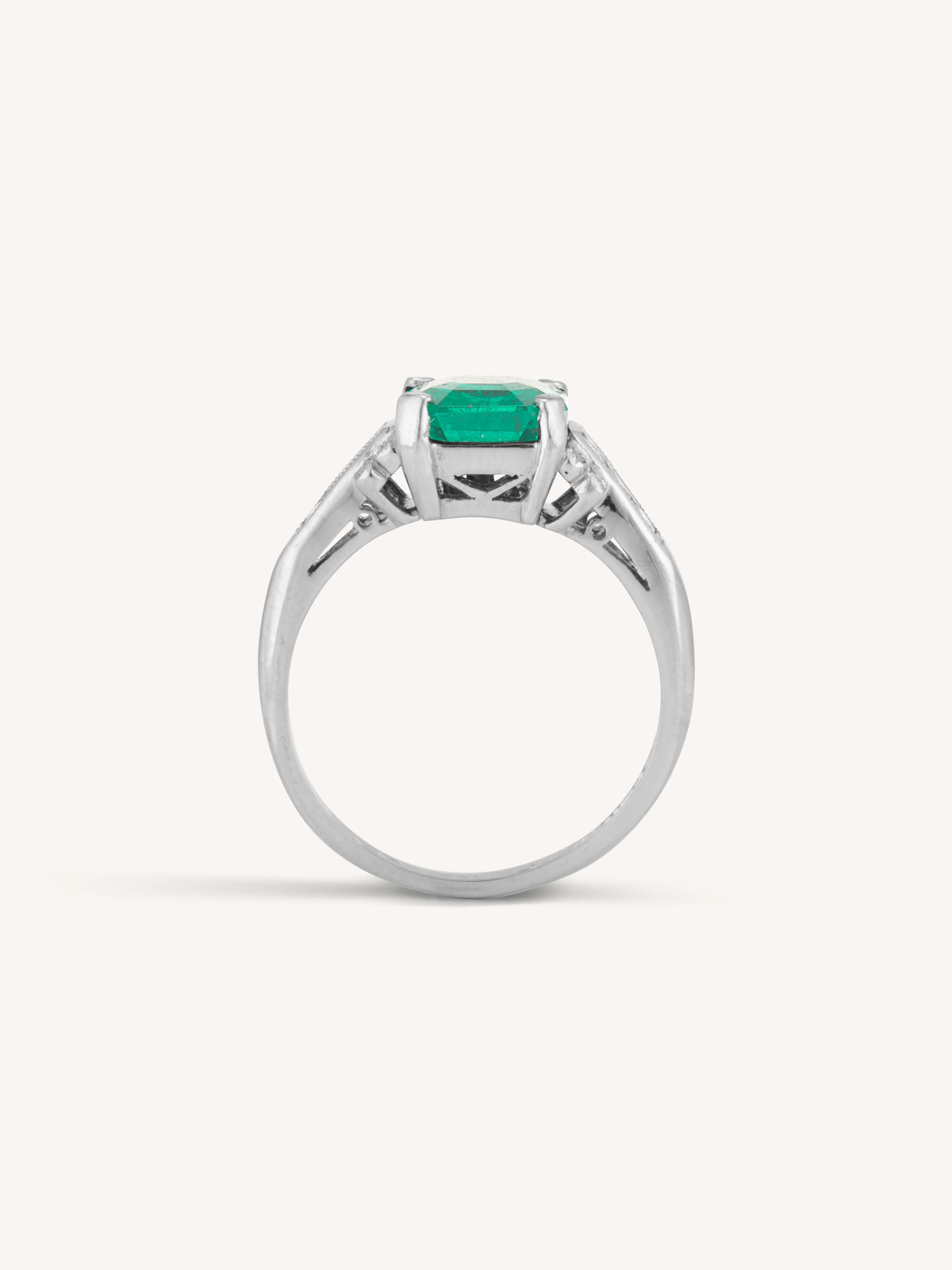 Vintage 1.64 Carat Octagonal Step Cut Emerald Vintage Engagement Ring, English - Image 7