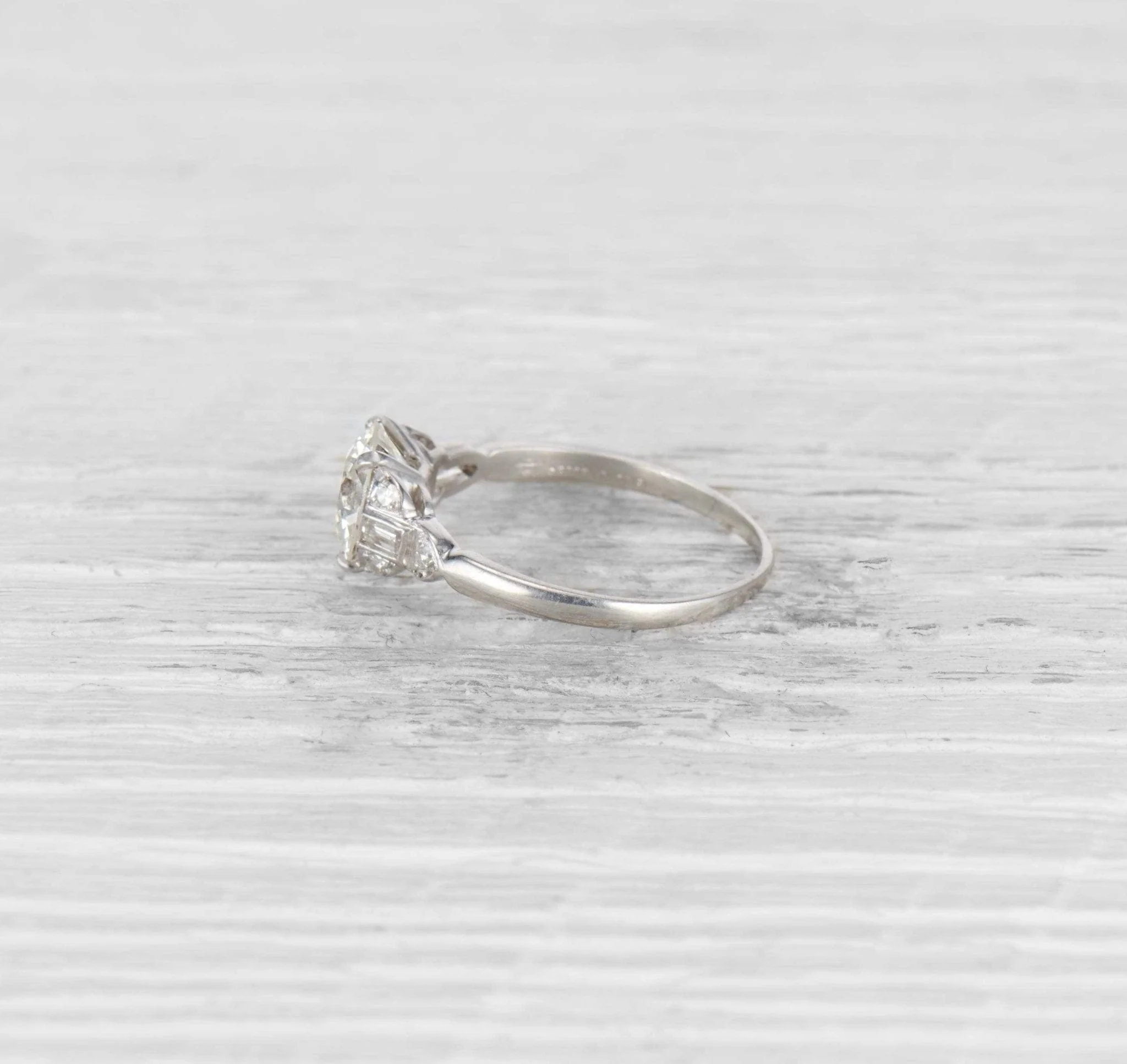 1.72 CARAT ART DECO DIAMOND ENGAGEMENT RING - Image 3