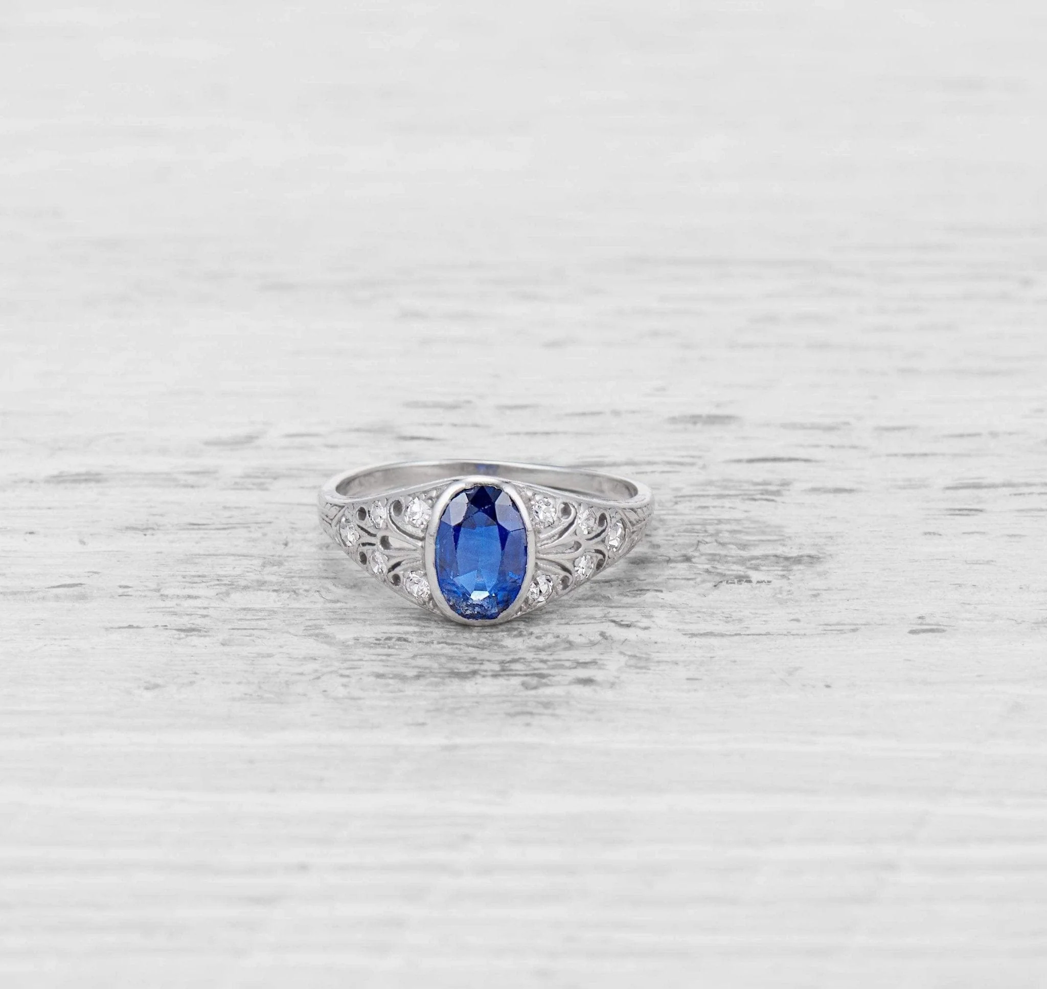 ANTIQUE EDWARDIAN SAPPHIRE AND DIAMOND ENGAGEMENT RING - Image 2