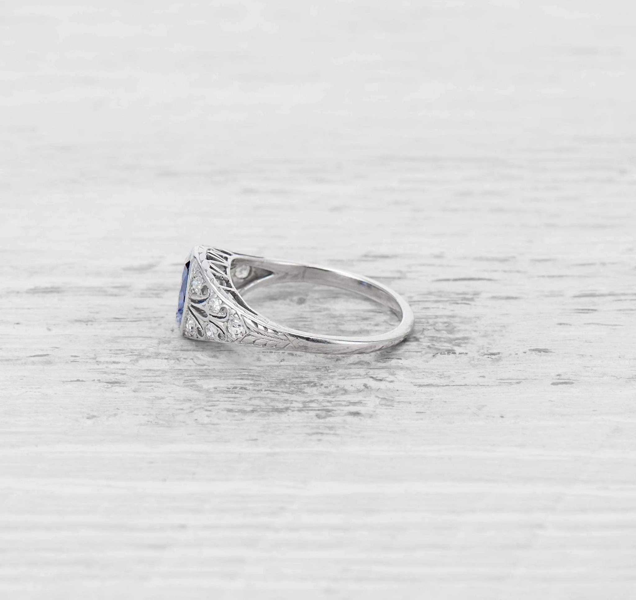 ANTIQUE EDWARDIAN SAPPHIRE AND DIAMOND ENGAGEMENT RING - Image 3