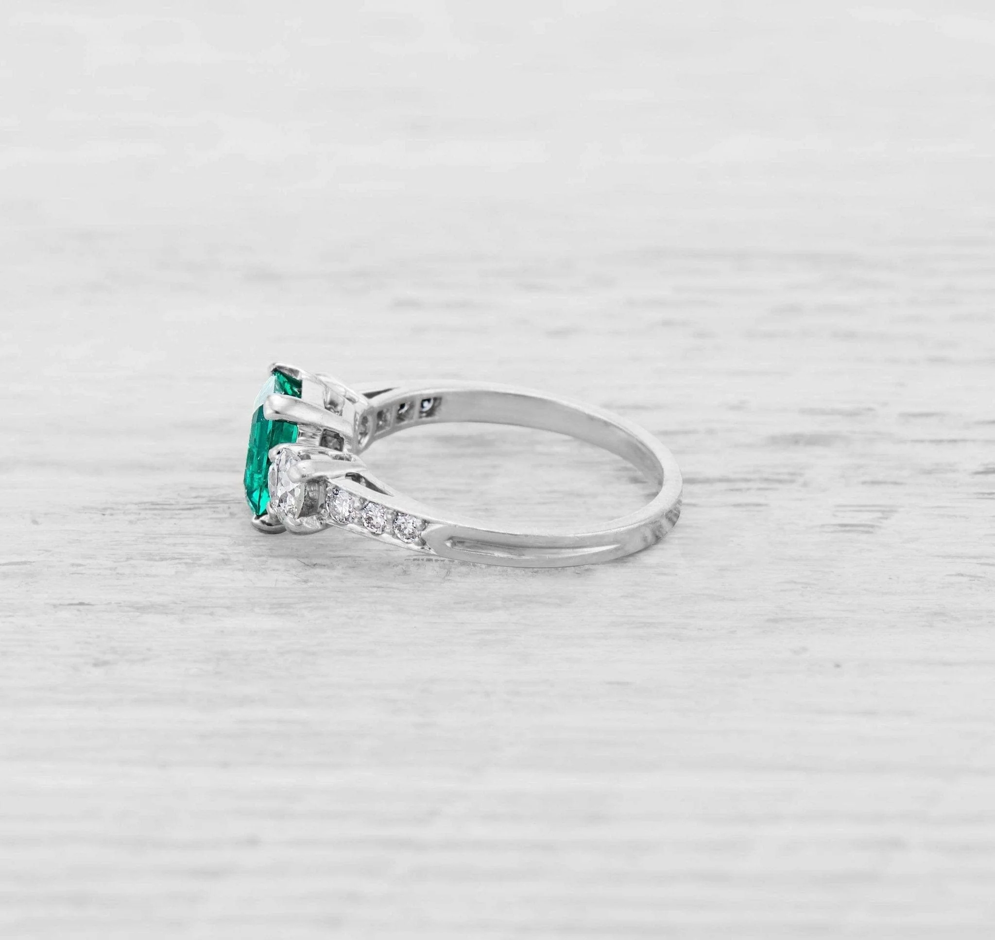 1.00 CARAT ART DECO EMERALD AND DIAMOND RING - Image 3
