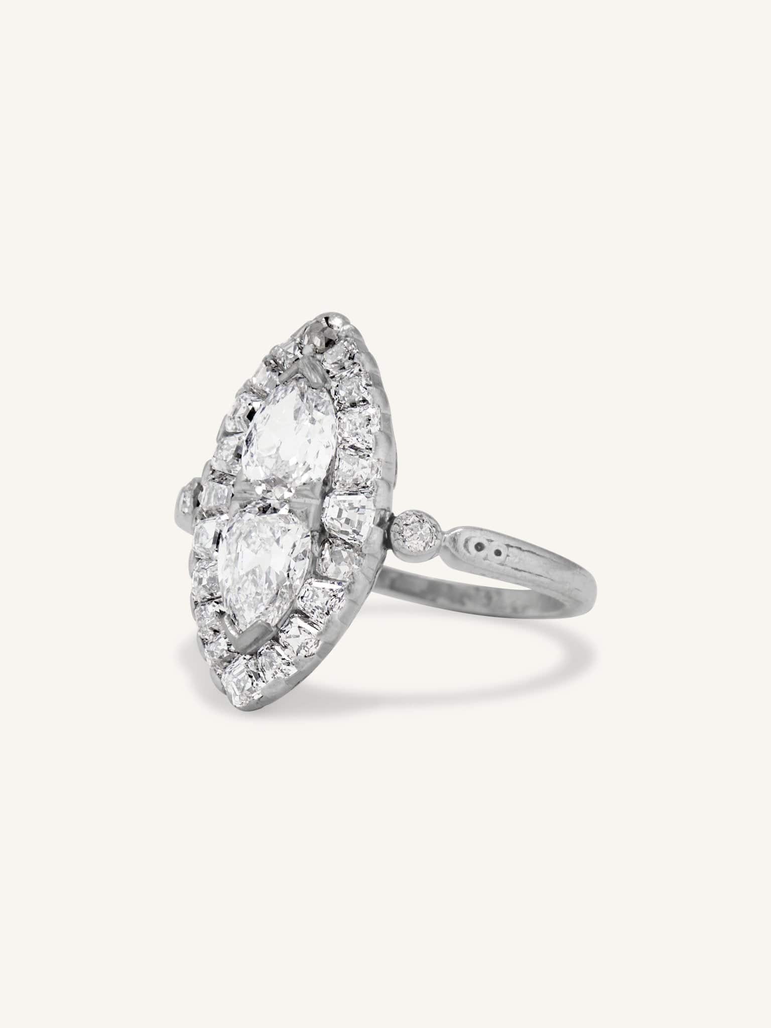 Art Deco 1.00 Carat Pear Cut Diamond Vintage Ring - Image 2