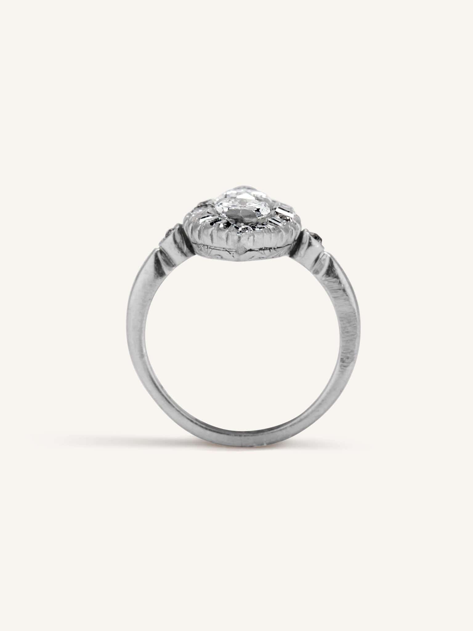 Art Deco 1.00 Carat Pear Cut Diamond Vintage Ring - Image 4