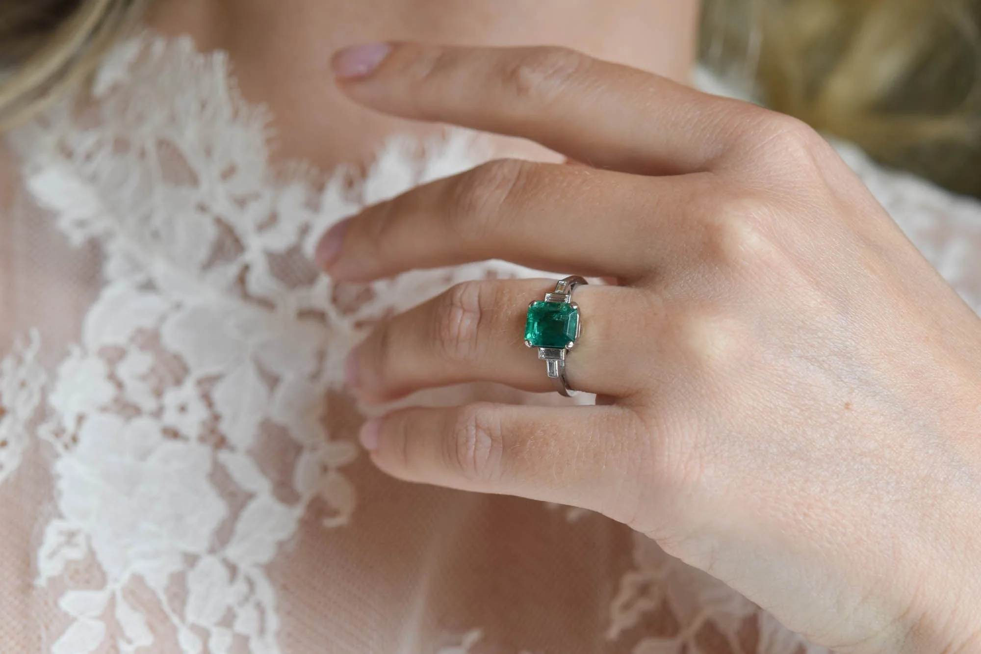 Art Deco 1.60 Carat Emerald & Diamond Vintage Engagement Ring - Image 3