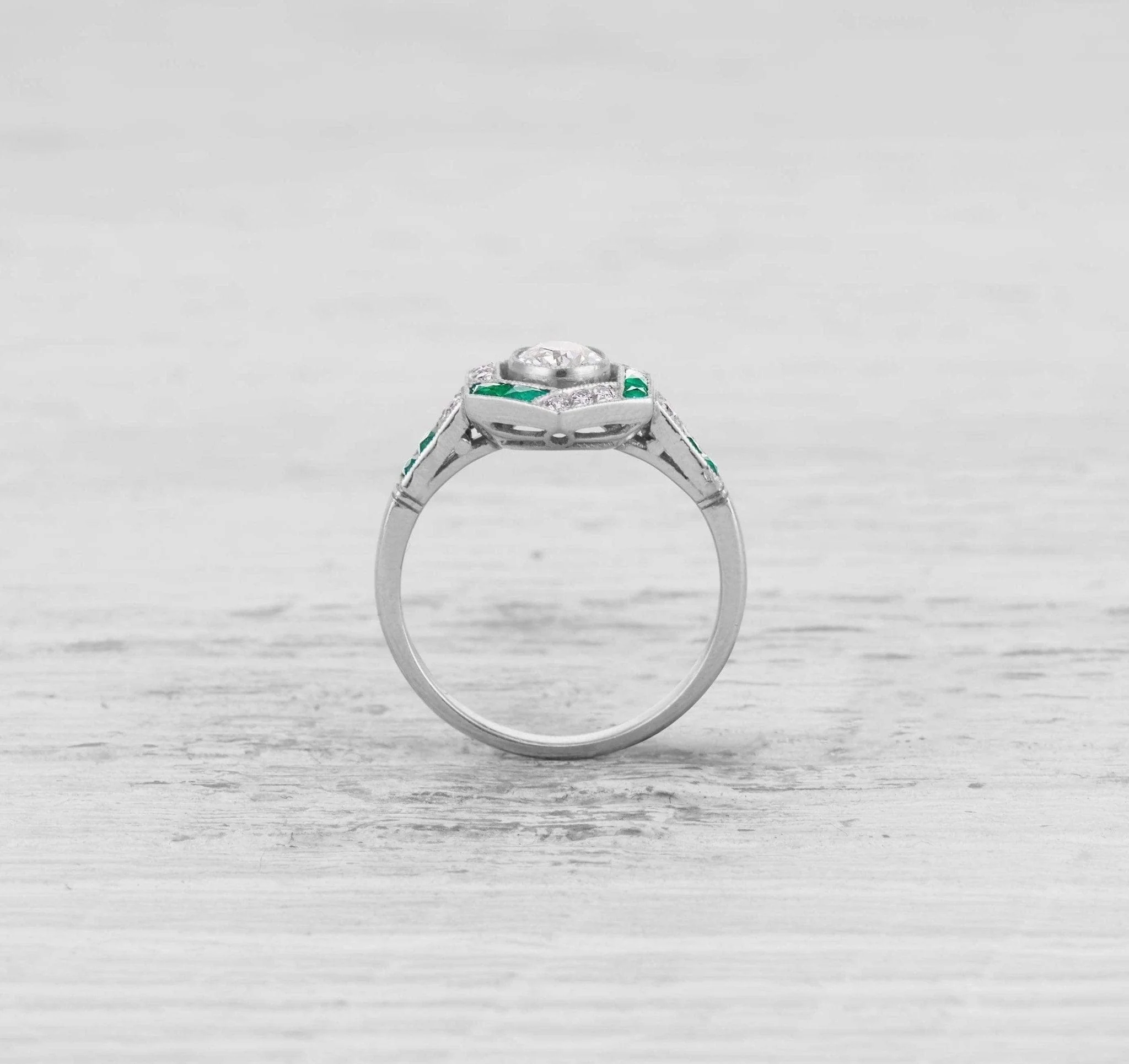 ART DECO DIAMOND AND EMERALD ENGAGEMENT RING - Image 4