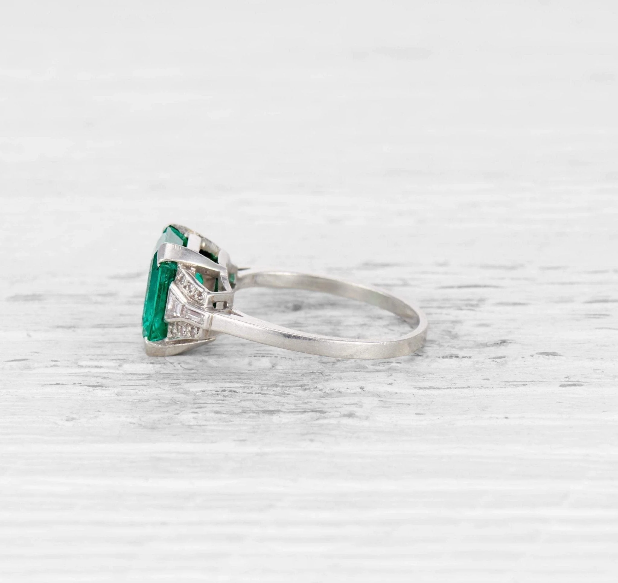 ART DECO EMERALD AND DIAMOND RING - Image 4