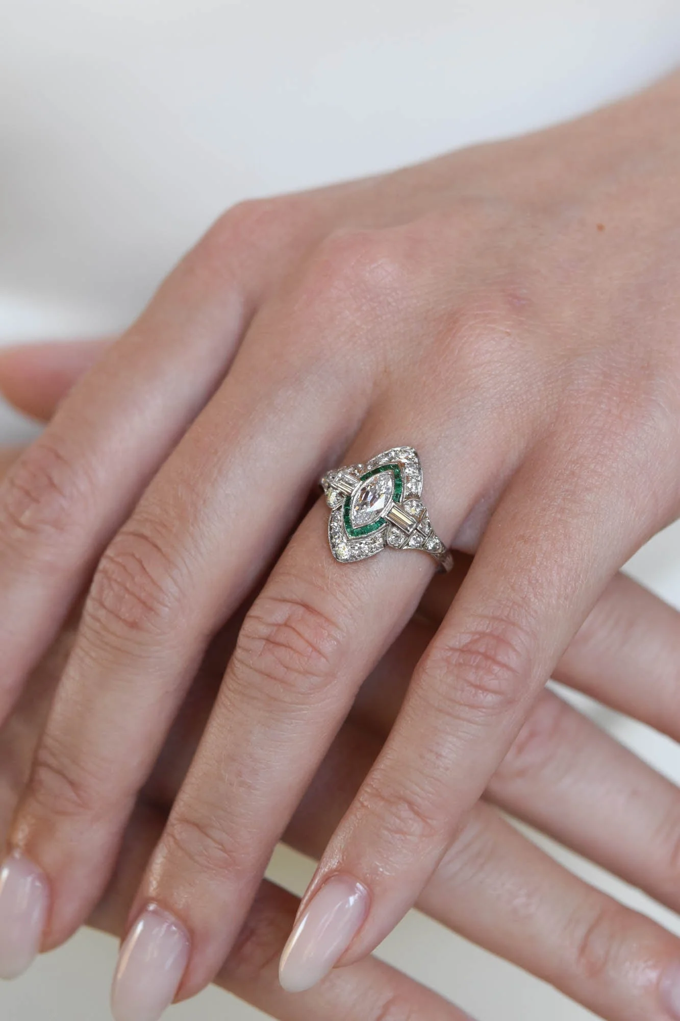 Art Deco Marquise Cut Diamond & Calibré Cut Emerald Vintage Ring - Image 2