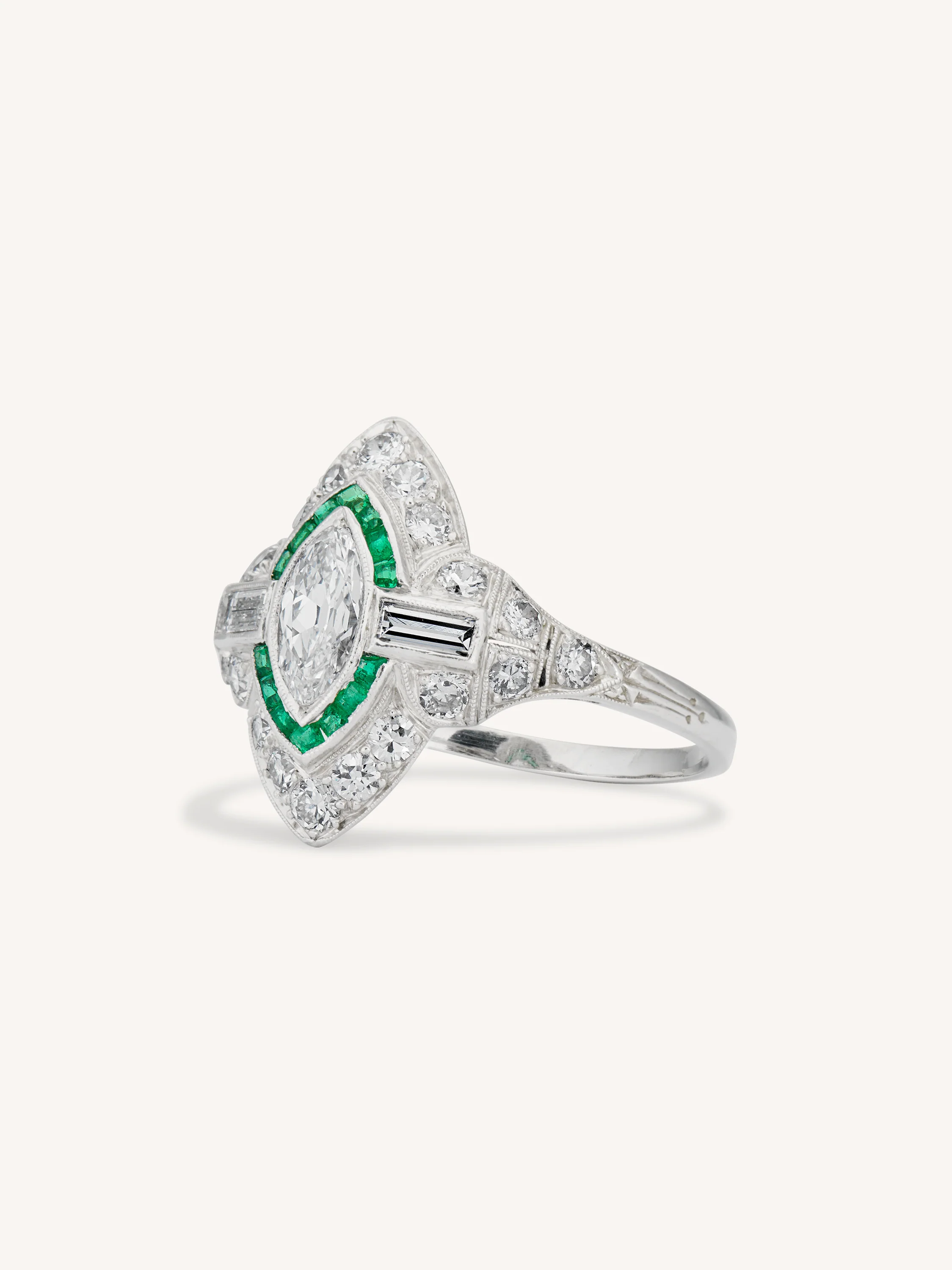 Art Deco Marquise Cut Diamond & Calibré Cut Emerald Vintage Ring - Image 4