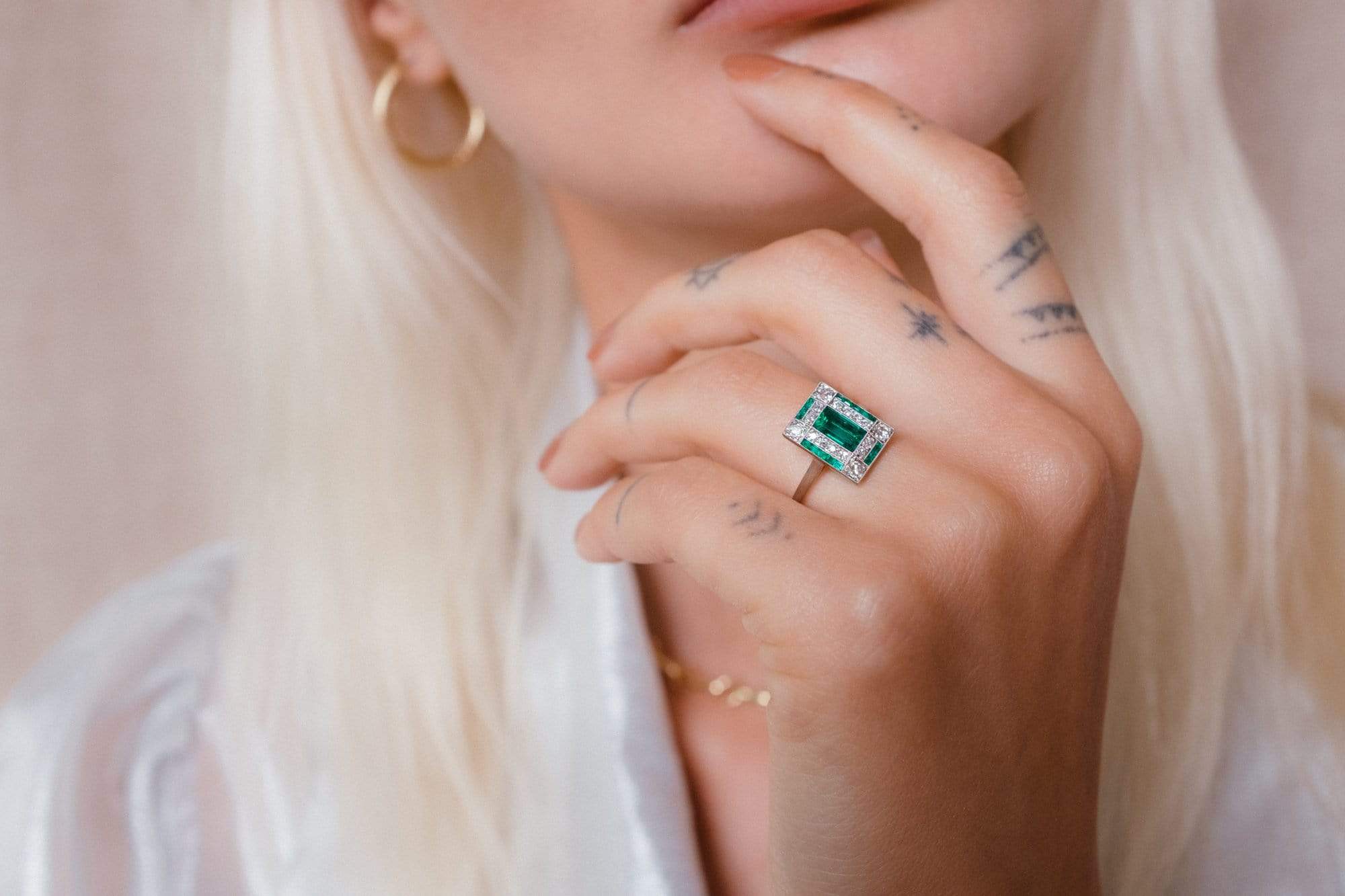 Art Deco Rectangular Cut Emerald & Diamond Ring - Image 5