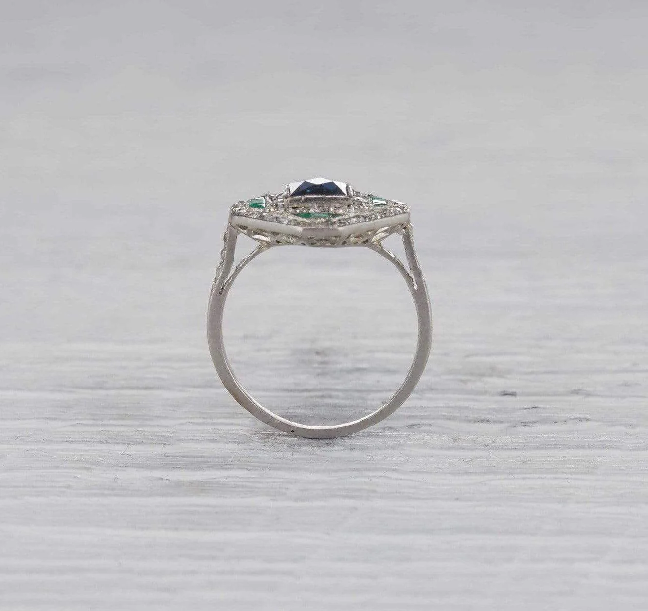 Art Deco Sapphire and Emerald Ring - Image 4