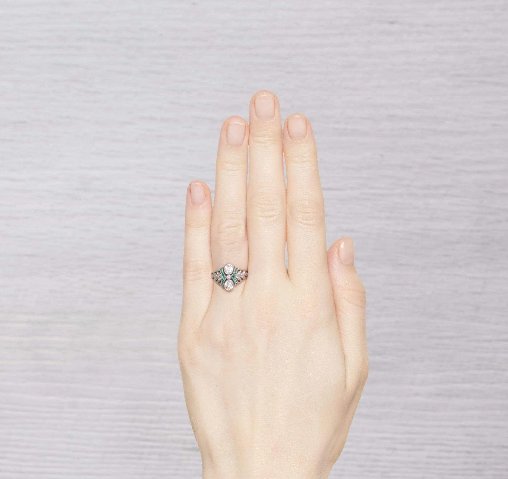 EDWARDIAN DIAMOND AND EMERALD RING - Image 5