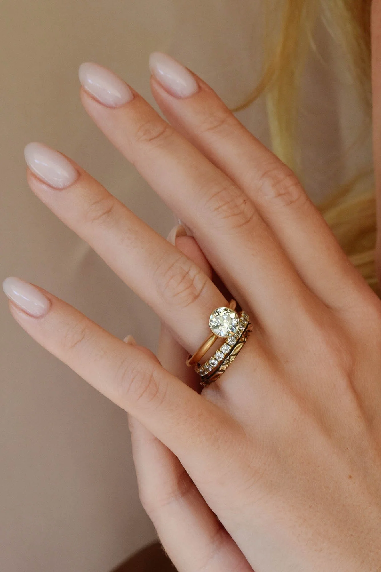 Edwardian Floral Engraved Antique Gold Wedding Band - Size 8 - Image 2