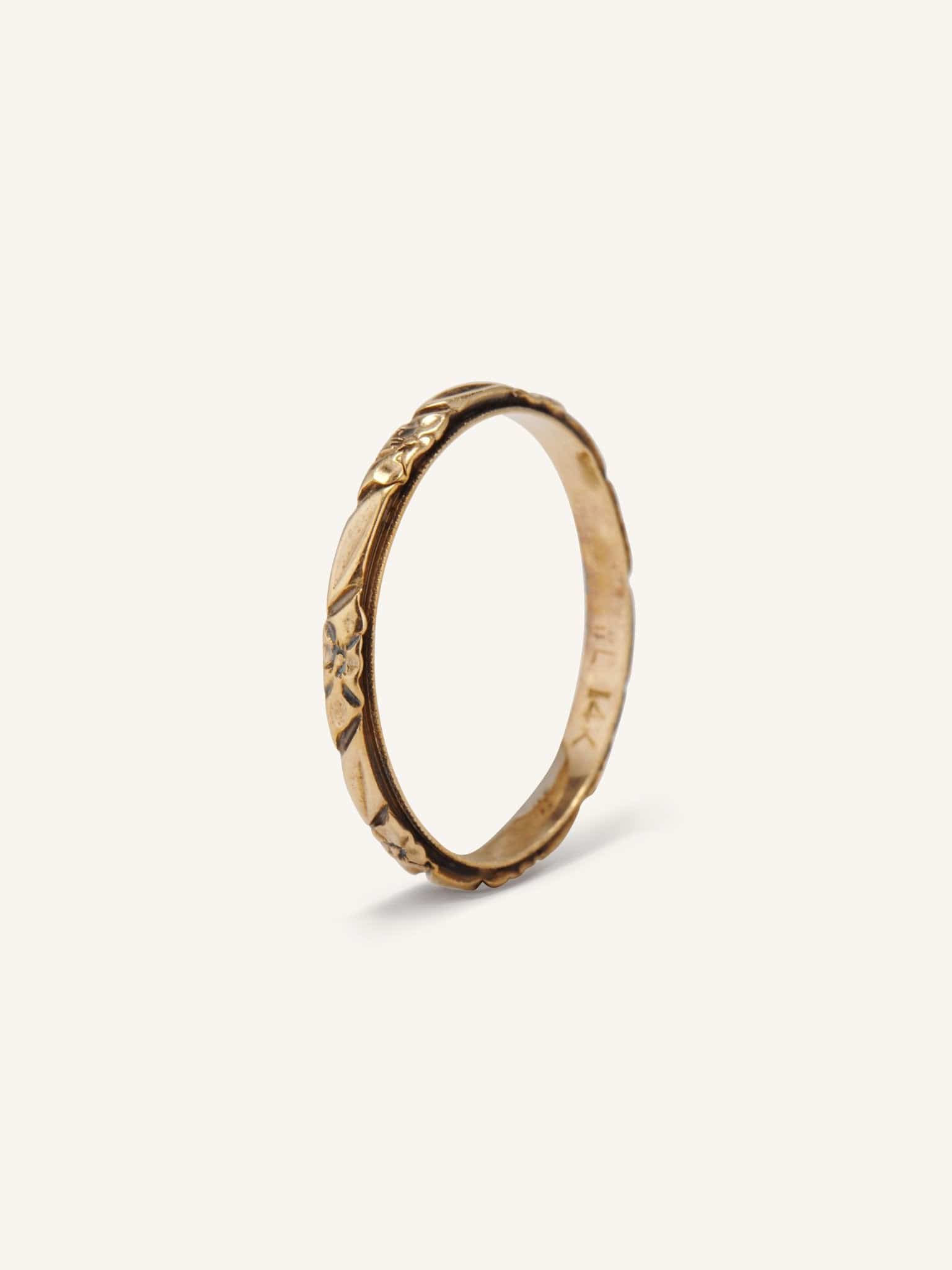 Edwardian Floral Engraved Antique Gold Wedding Band - Size 8 - Image 4