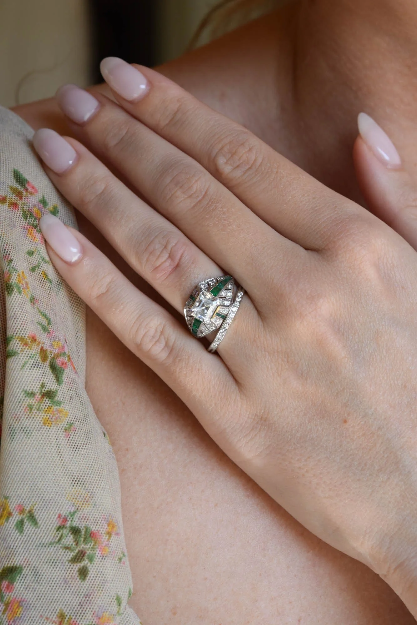 J.E. Caldwell Art Deco 1.84 Carat Emerald Cut Diamond and Emerald Vintage Engagement Ring - Image 3