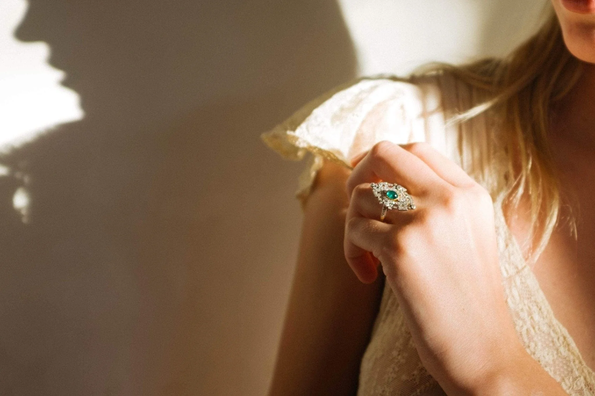 LATE EDWARDIAN EMERALD AND DIAMOND RING - Image 5