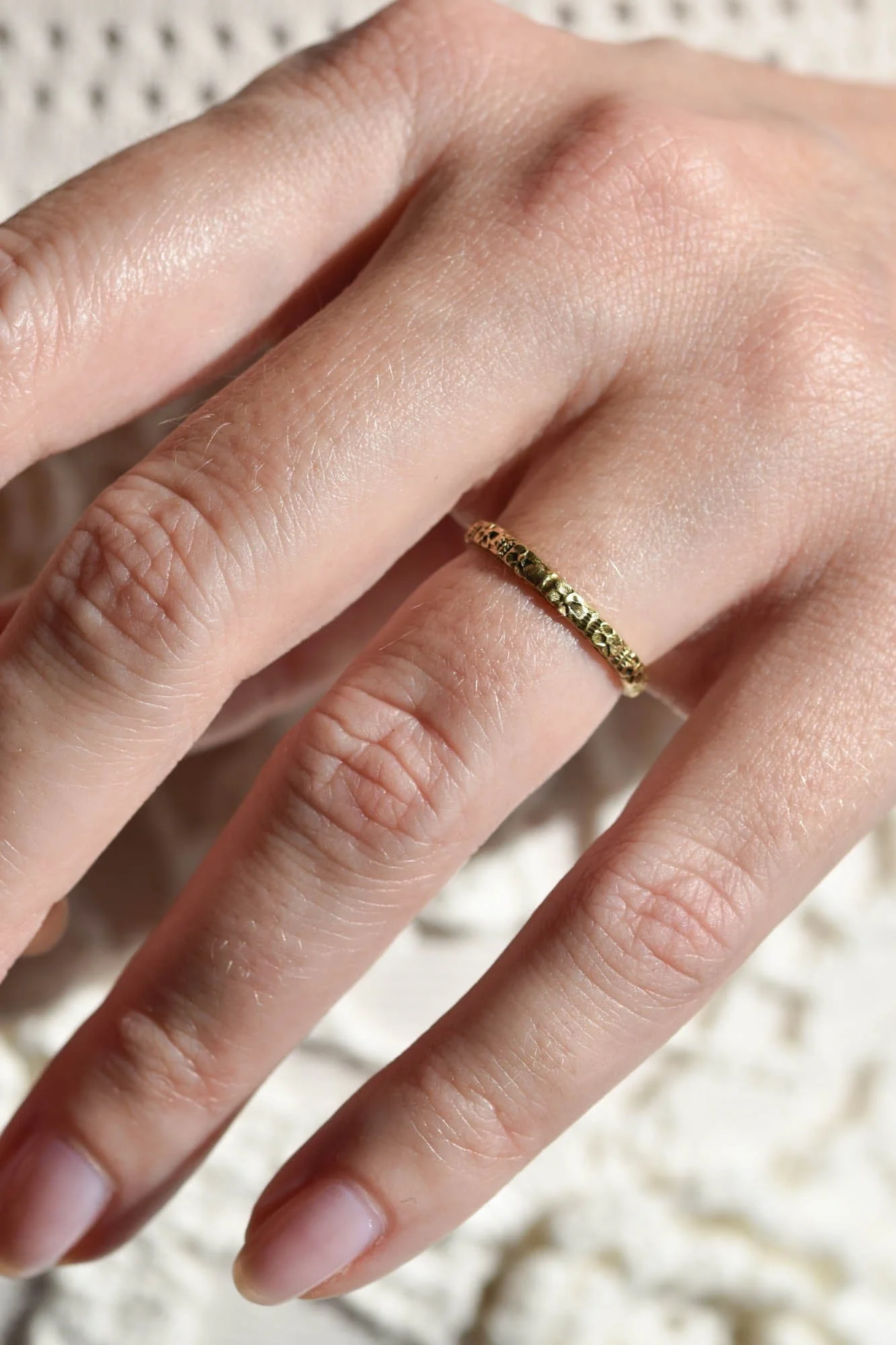 Late Victorian Floral 18k Yellow Gold Antique Engraved Band - Size 4.75 - Image 2