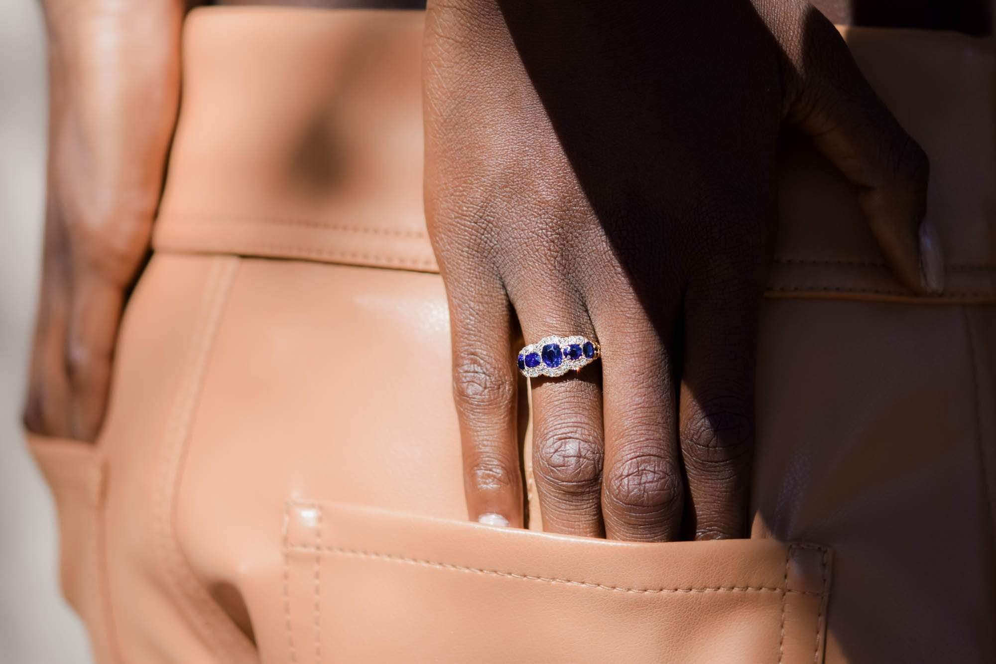 Late Victorian Cushion-Cut Sapphire and Diamond & Gold 5-Stone Ring - Image 6