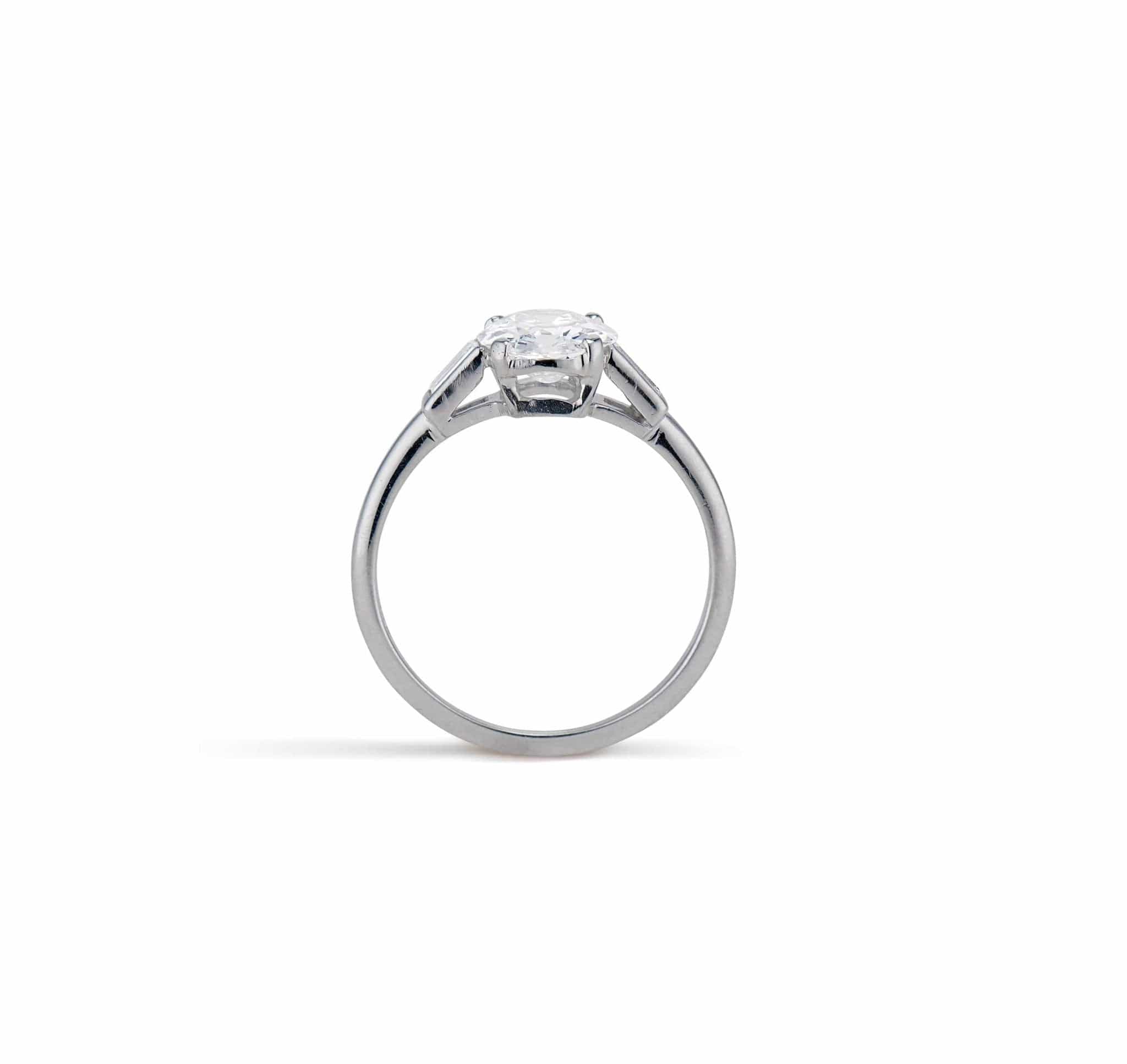 Mid-Century 1.01 Carat Oval Cut Diamond and Platinum Engagement Ring - Image 4