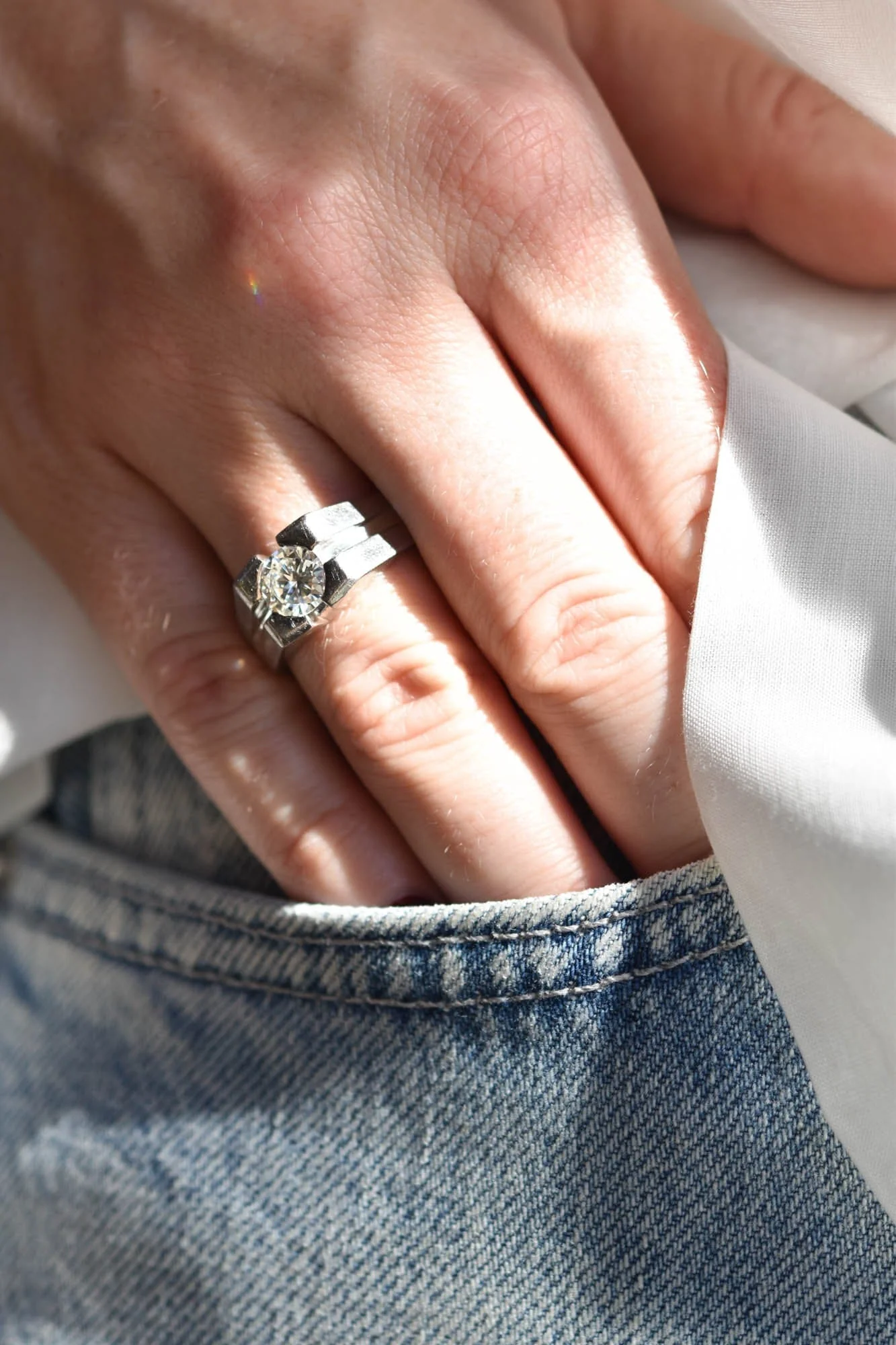 Mid-Century 1.05 Carat Round Brilliant Cut Diamond & Platinum Vintage Engagement Ring - Image 3