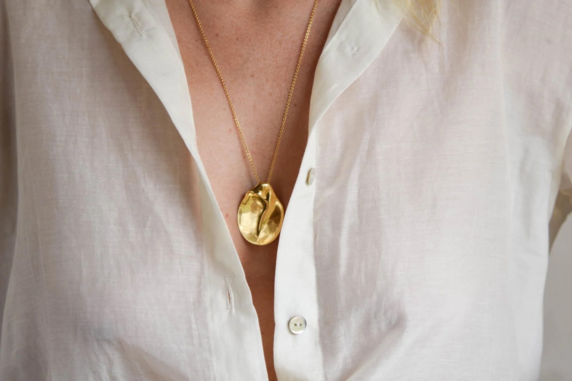 Tiffany & Co. Elsa Peretti Vintage 18K Gold Extra Large Madonna Pendant and Chain Necklace - Image 2
