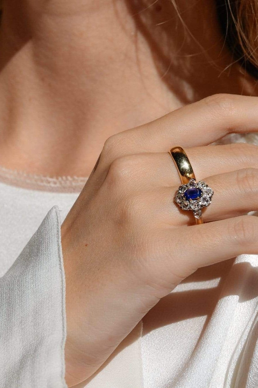 Belle Époque Sapphire and Diamond Cluster Ring - Image 6