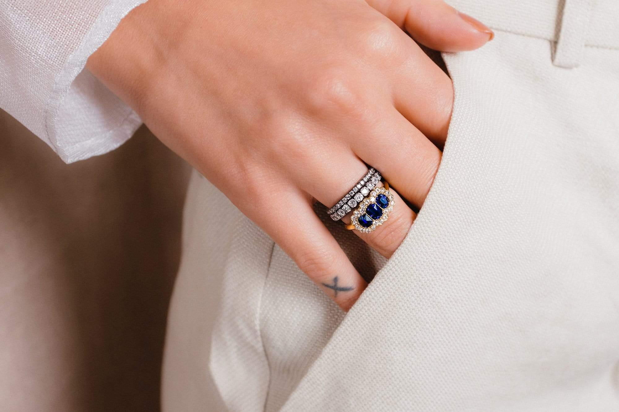 British Victorian Three Stone Sapphire Ring in Gold - Image 4