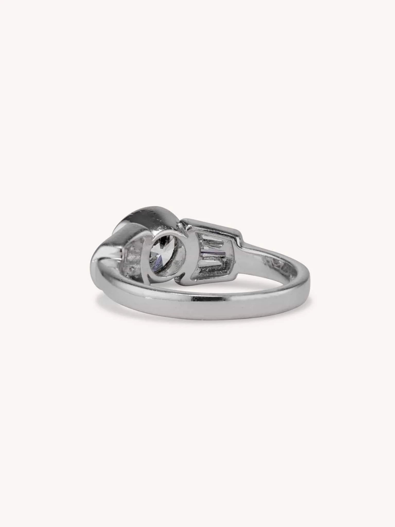 Midcentury 1.26 Carat Round Cut Diamond Ring - Image 4