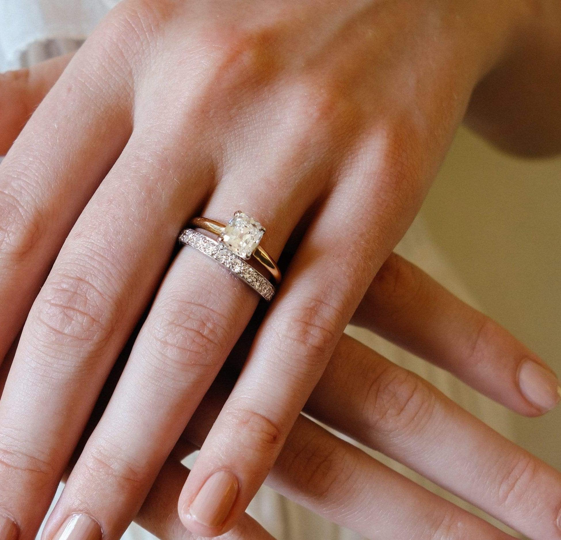 Mid-Century 1.00 Carat Brilliant Cut Diamond Eternity Band - Image 4