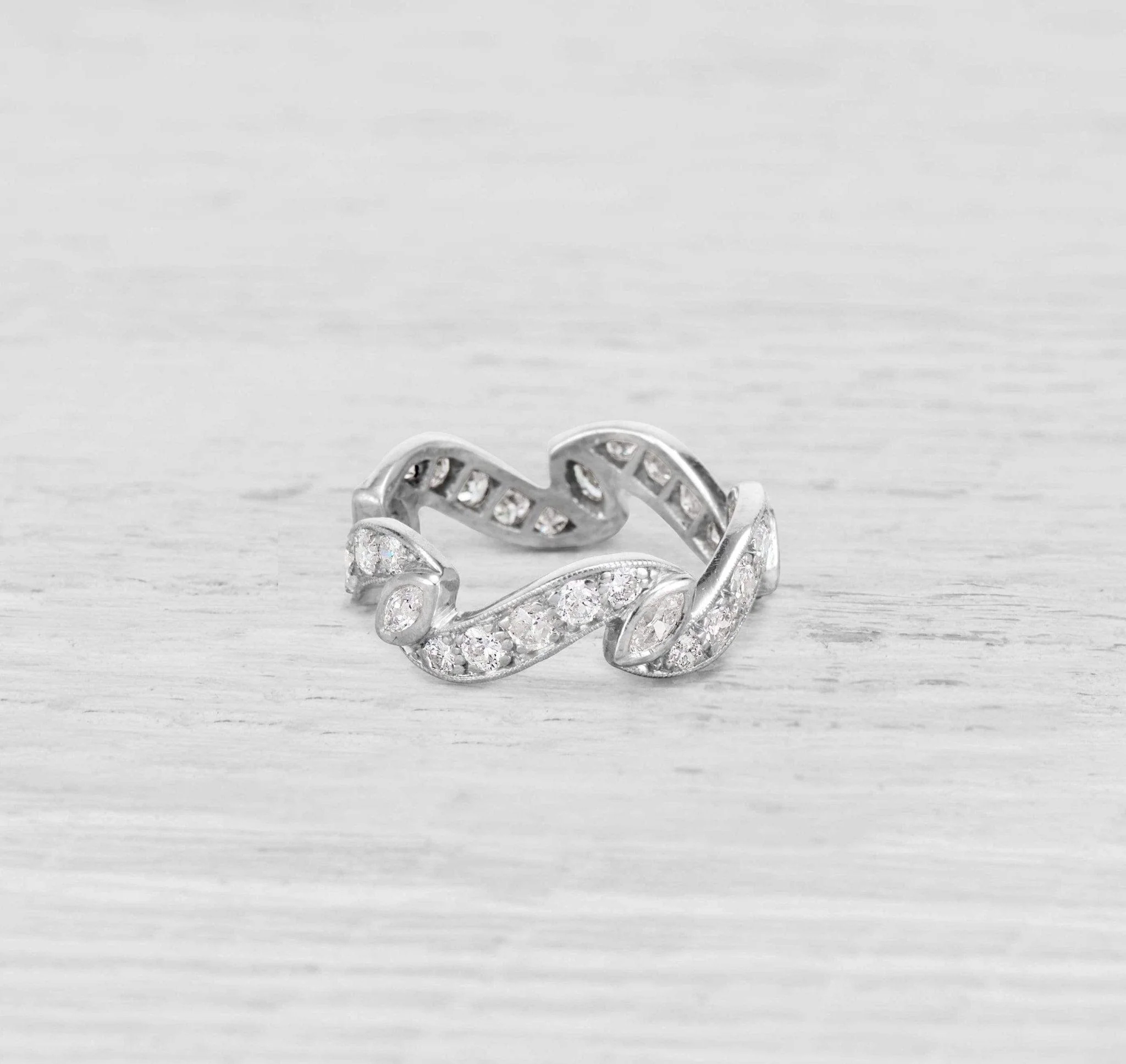 VINTAGE MID-CENTURY DIAMOND AND PLATINUM WEDDING BAND RING SIZE 7.75 - Image 5
